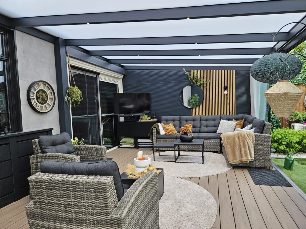 Ingerichte lounge onder een terrasoverkapping